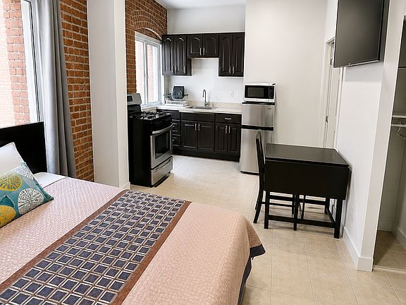 3rd image of 1420 S Flower St APT 5