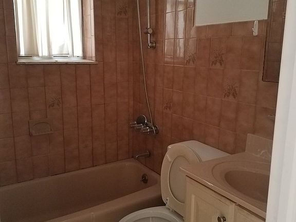 4th image of 2555 47th St #2