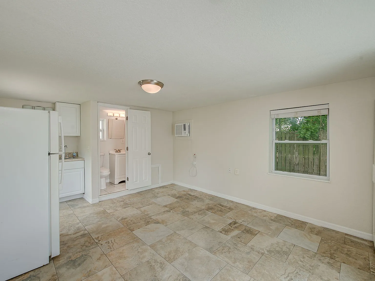 Studio, 320 sqft, $900 — Photo 3