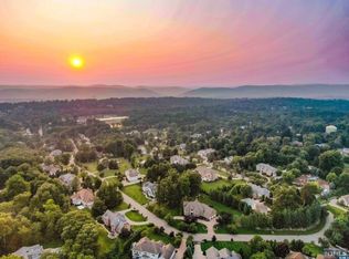 17 Dundee Ct, Mahwah, NJ 07430