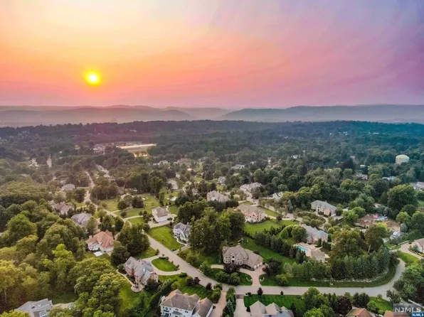 17 Dundee Ct, Mahwah, NJ 07430