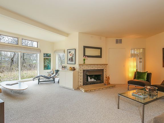4th image of 409 E Witchwood Ln