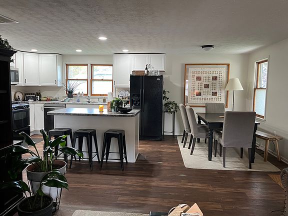 4th image of 608 S Oak St