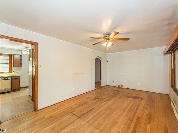 5th image of 211 Clove Rd