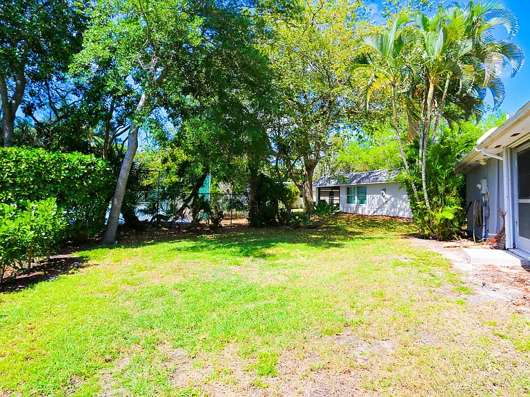 225 Georgetown Blvd — Photo 10