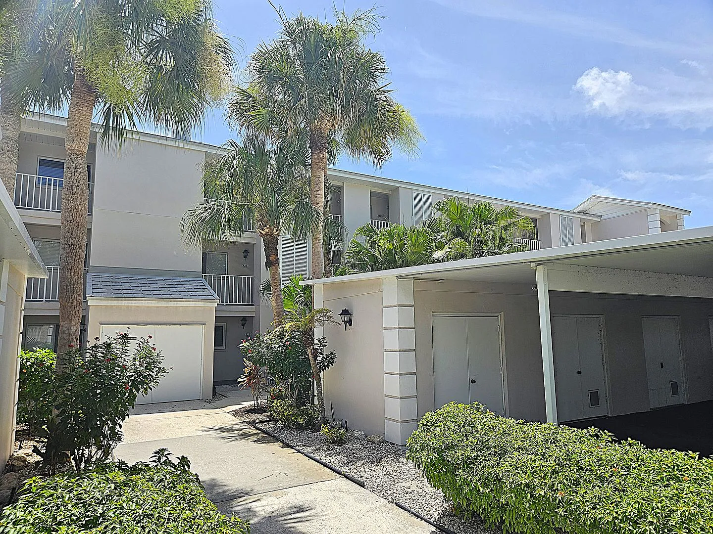 Gorgeous Seasonal Short-Term 2 Bedroom 2 Bathroom 2nd Floor Condo with Golf Transfer at Farmingto... — Photo 4