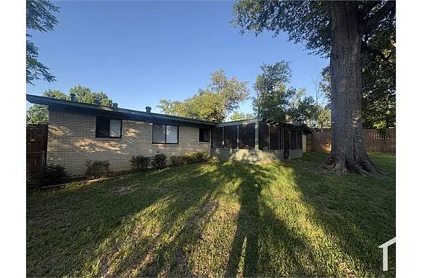 Building Photo - 2719 Brentwood Dr