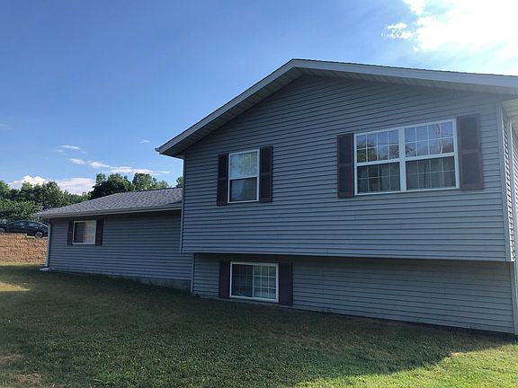 bi level house with 2 1/2 car garage attached - back view
