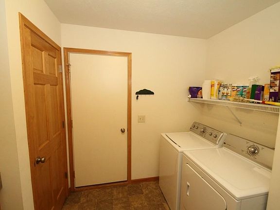 3rd image of 1127 Edgeview Dr