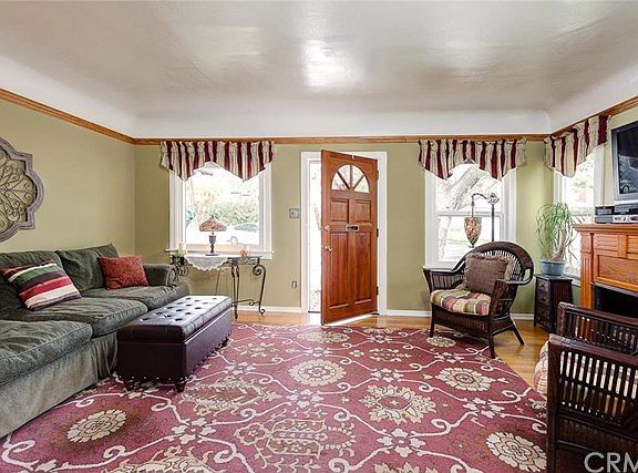Living Room w/Faux Fireplace