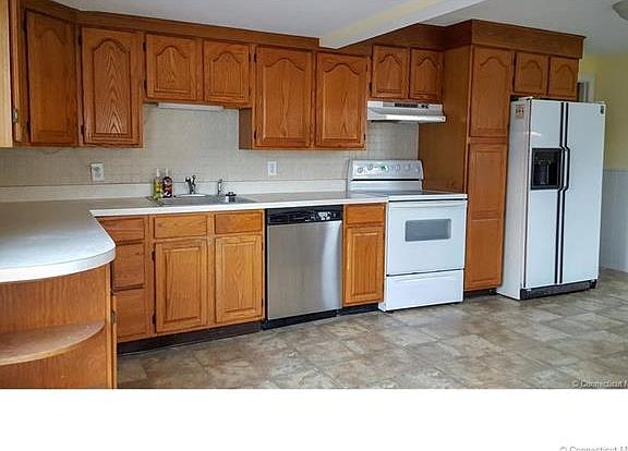 Large kitchen with lots of ...