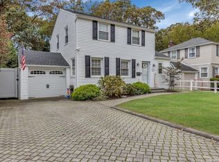 3 Dunstan Dr, Merrick, NY 11566