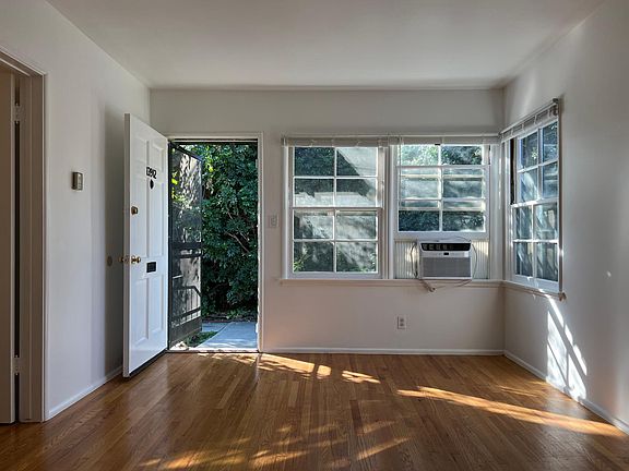 5th image of 13912 Burbank Blvd