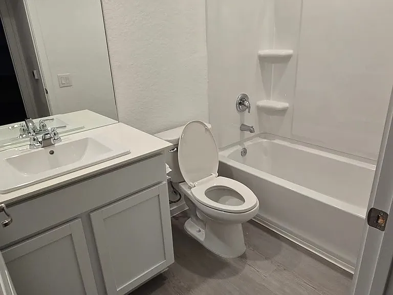 UPSTAIRS BATHROOM #2
