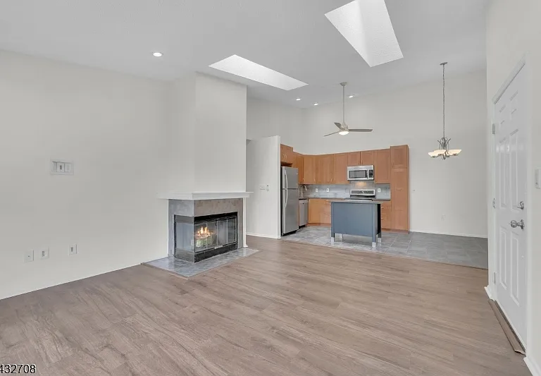 93 Caitlin Ct — Photo 3