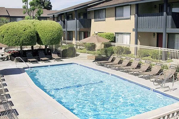 Glen Oaks Apartment Homes — Photo 17