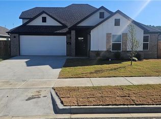 516 S Benchmark Ln, Fayetteville, AR 72704