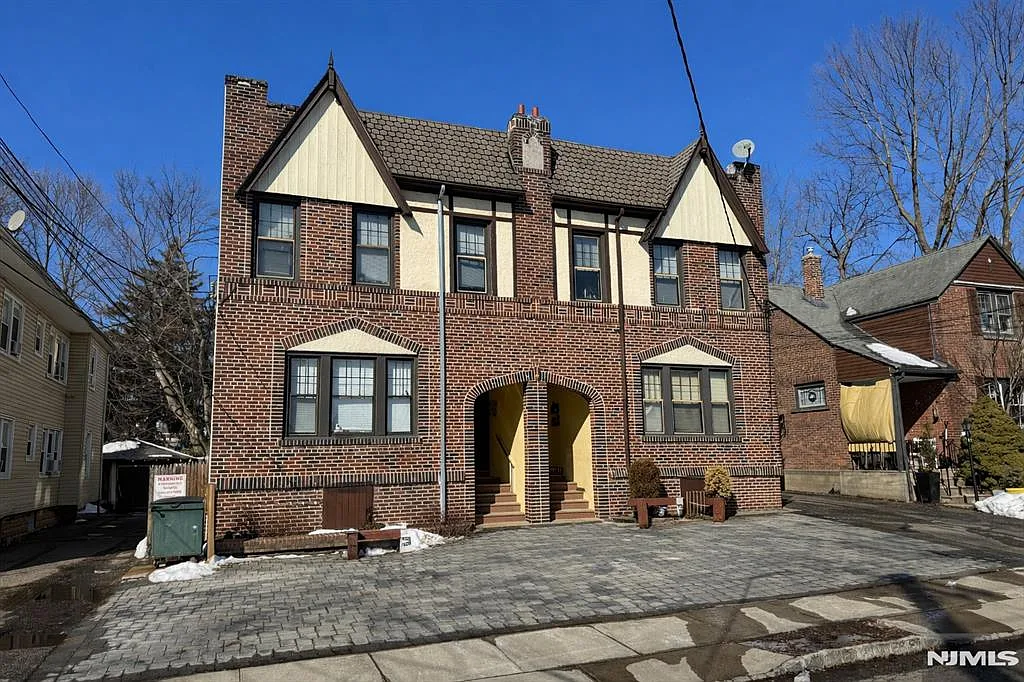 16 Roosevelt Ave photo 1