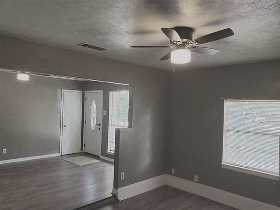 4th image of 307 Linkview Dr