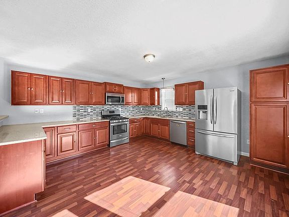 5th image of 624 Augusta St
