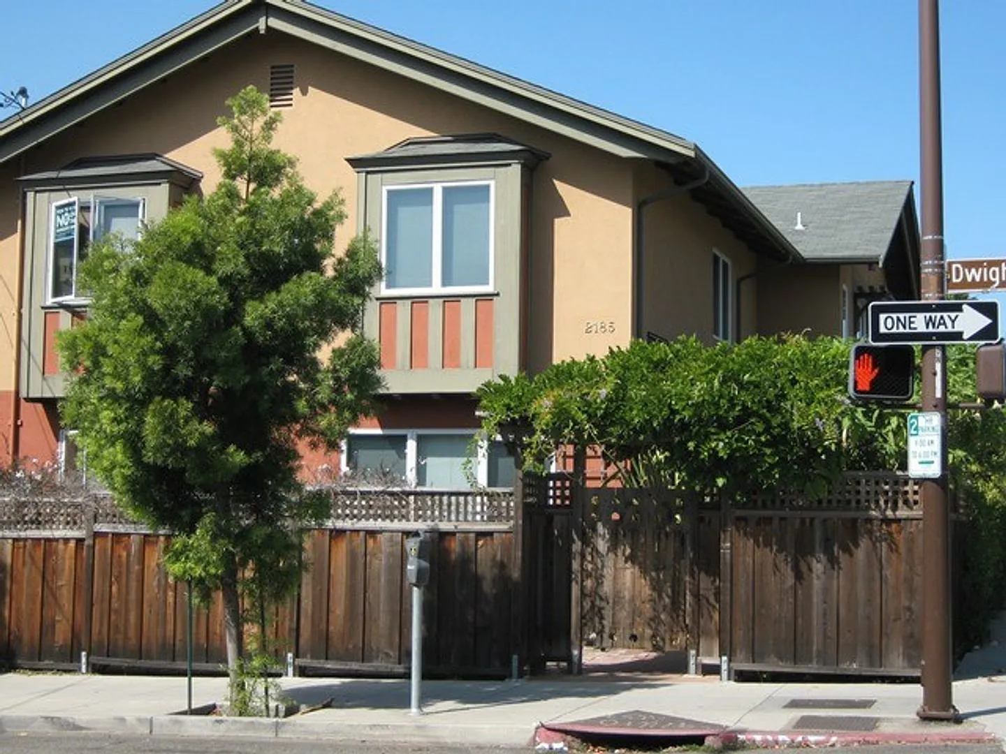 What's Special Comfortable Shared Space Bright Open-Concept Layout Dining Area Spacious Townhouse... — Photo 1