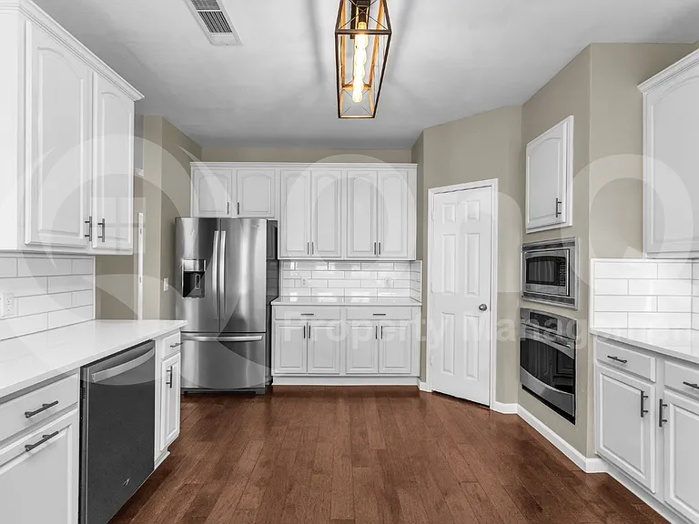 11281 Balcones Dr — Photo 11
