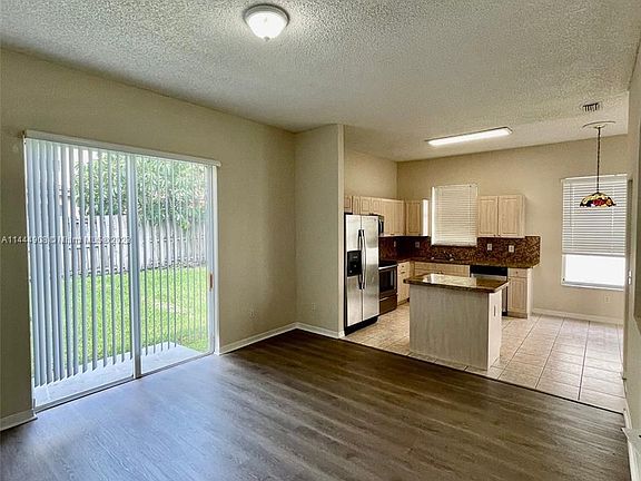 5th image of 1621 SE 17th St #1621