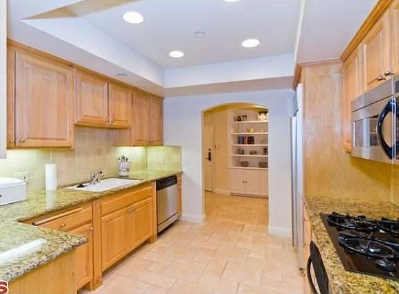 5th image of 1830 Pelham Ave APT 104