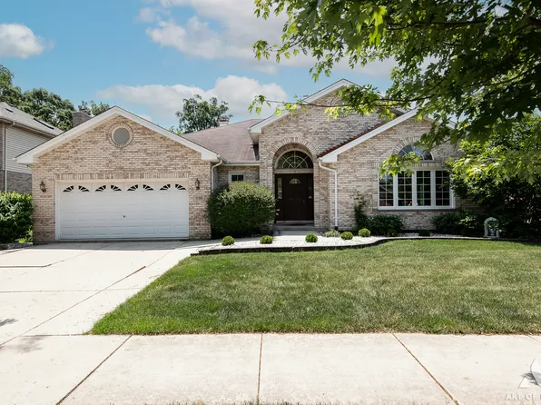 1196 Covington Dr, Lemont, IL 60439