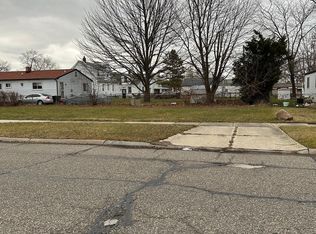 25182 Lawn St, Roseville, MI 48066