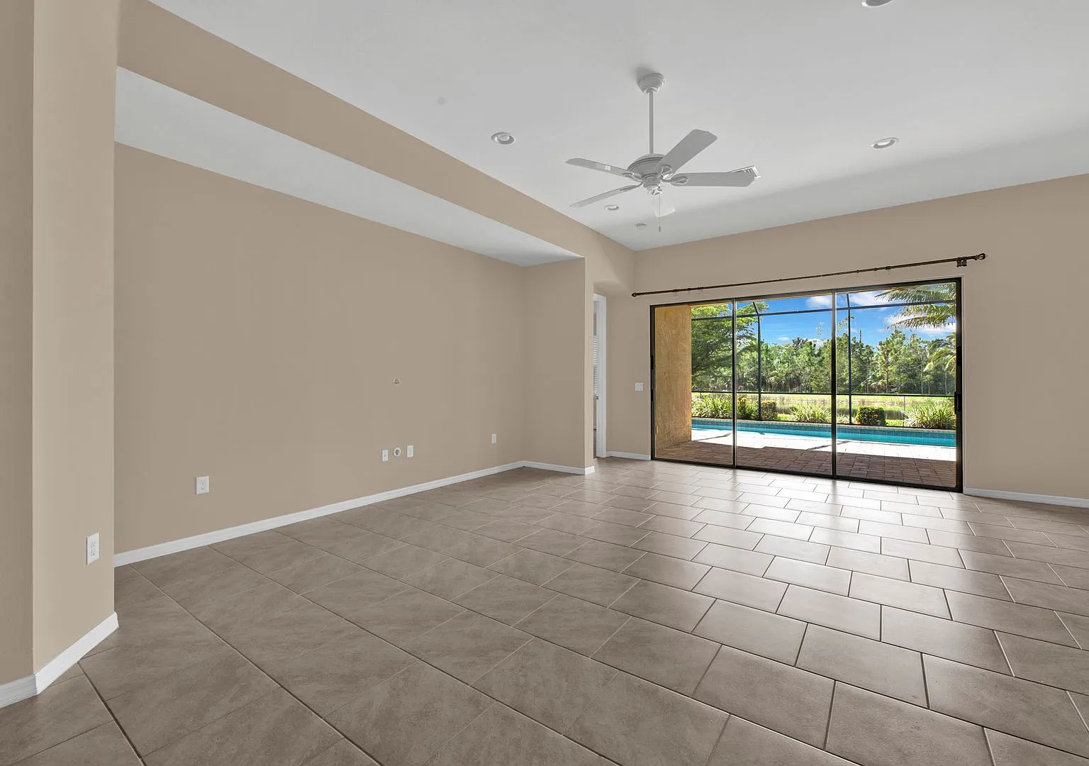 Single Family Pool Home - Pet Friendly — Photo 4
