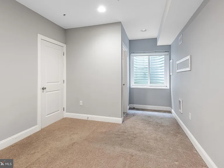 724 E Thompson St — Photo 14
