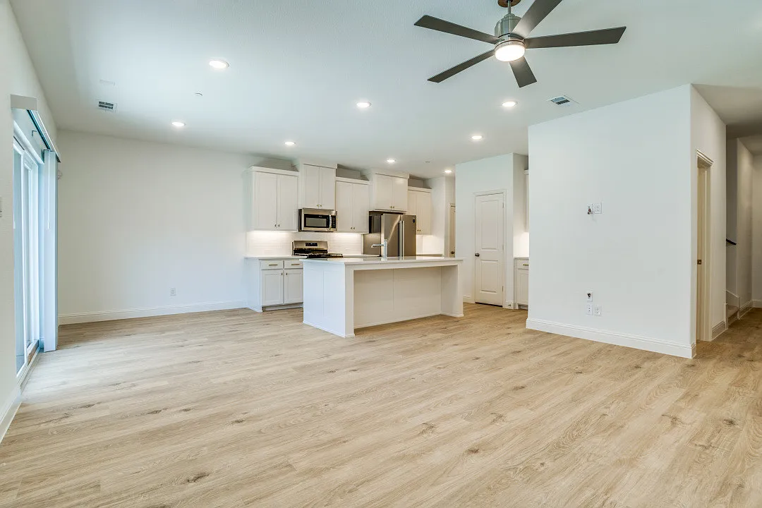 3 bed, 1888 sqft, $2,550 — Photo 2