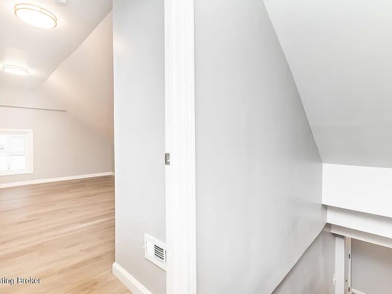204 W Warfield St — Photo 18