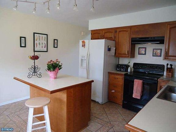 2nd image of 18 Morning Glen Ln