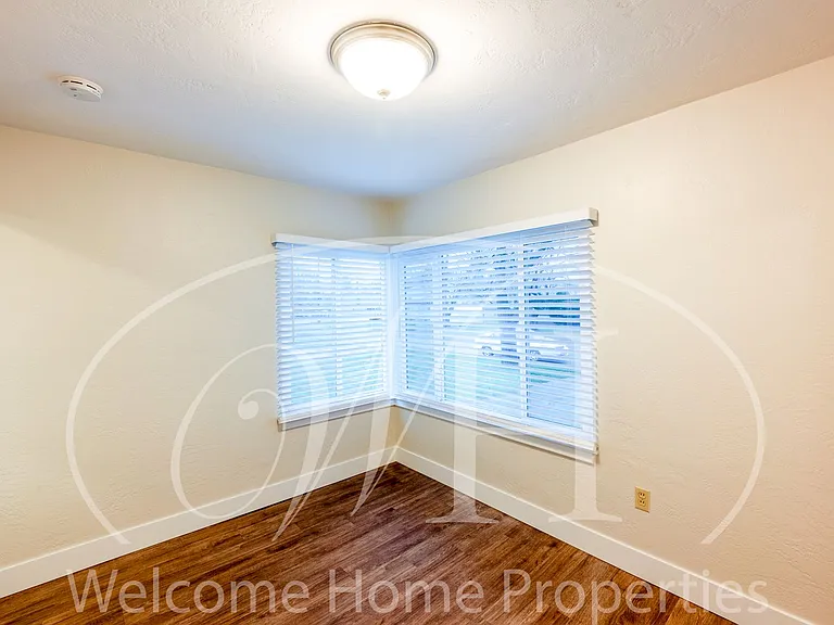 24 NE Ash Ave — Photo 9