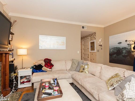 5th image of 906 W Grace St #916