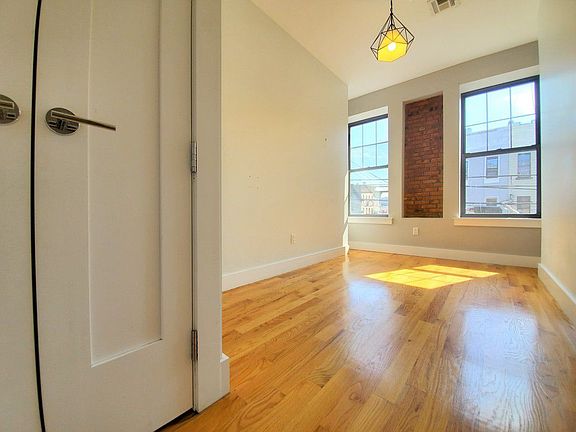 3rd image of 233 Wyckoff Ave APT L2