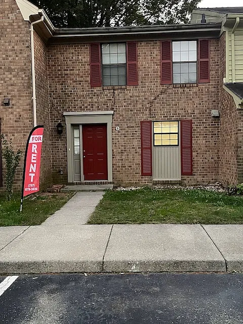 3 bed, 1.5 bath, 1392 sqft, $1,900 — Photo 1