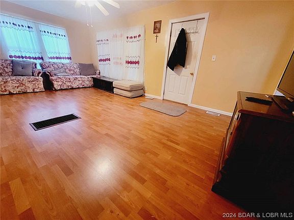 3rd image of 139 Morgan St W