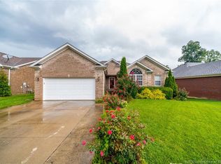 2004 Sterling Oaks Dr, Sellersburg, IN 47172