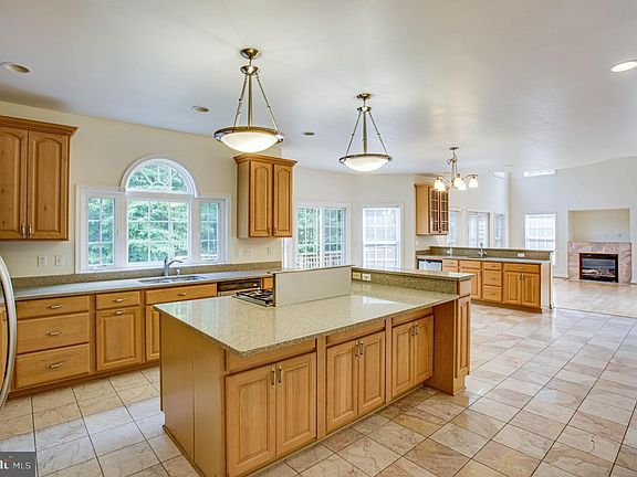 4th image of 6240 Banks Ln