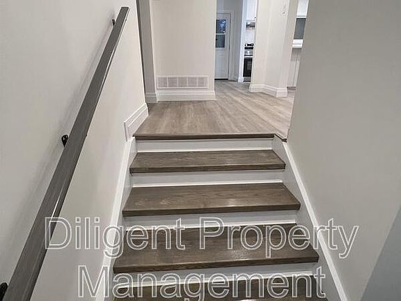 5th image of 438 Bellevue St