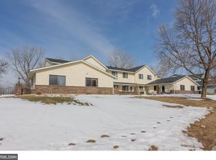 1722 Helena Rd N, Oakdale, MN 55128