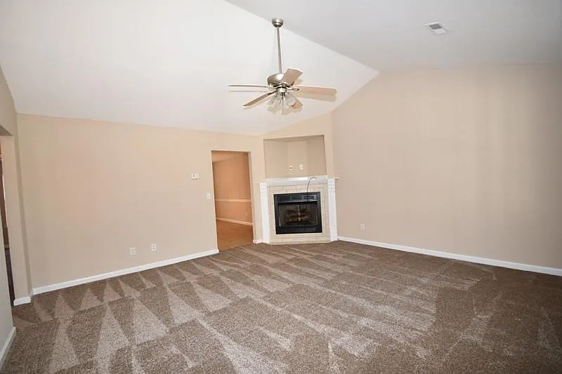 3 bed, 1432 sqft, $1,700 — Photo 2