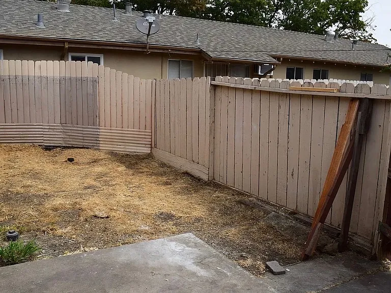 4142 Crown St — Photo 10