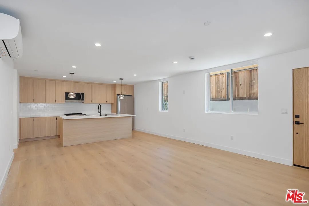 3 bed, 3.5 bath, 1116 sqft, $4,999 — Photo 4