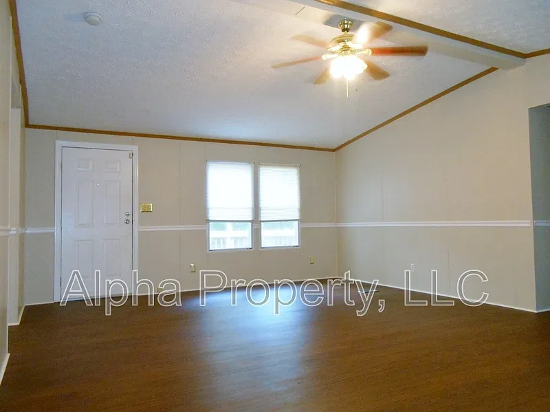 3 bed, 3.0 bath, 1844 sqft, $1,095 — Photo 3