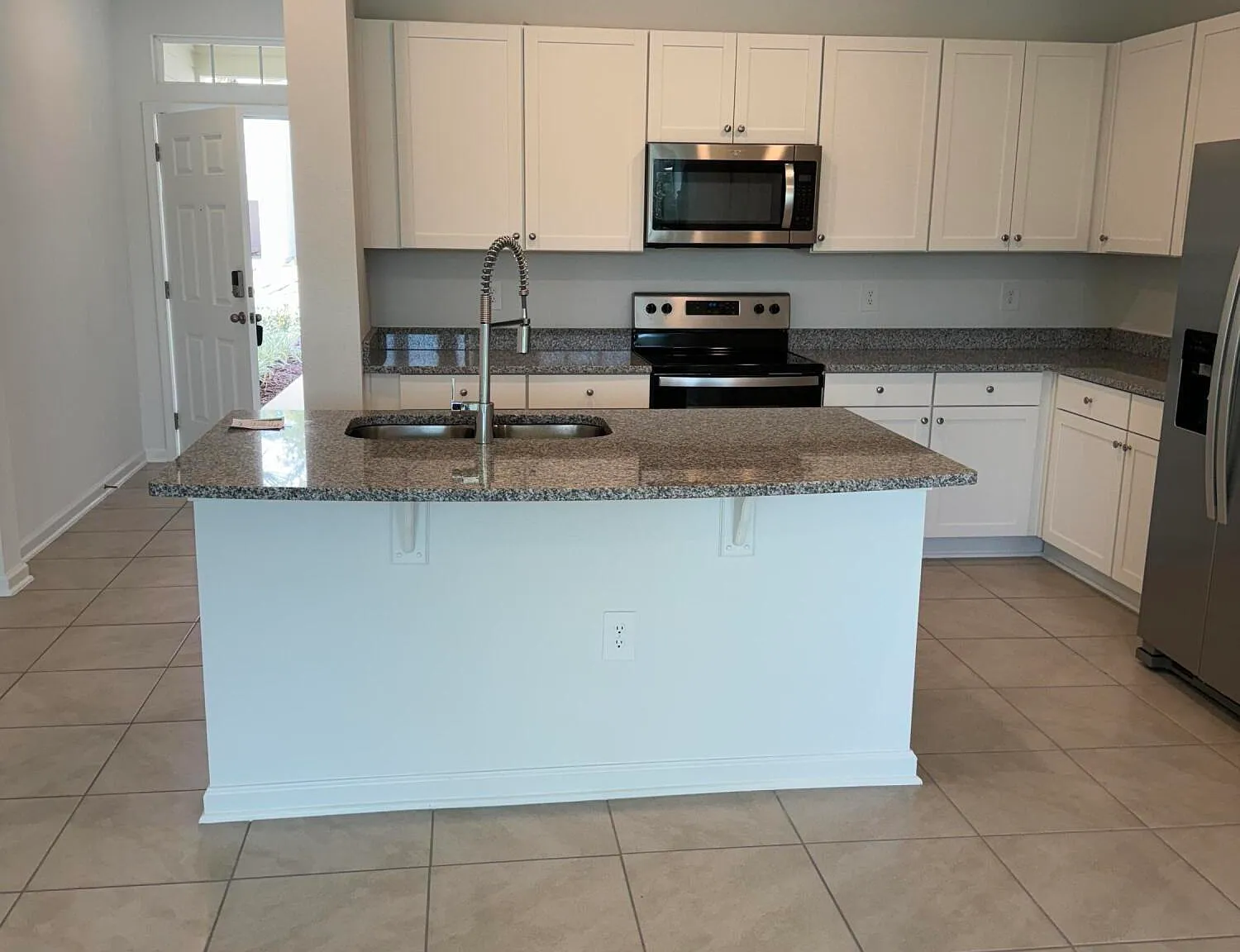 3 bed, 2.5 bath, 1795 sqft, $2,395 — Photo 3