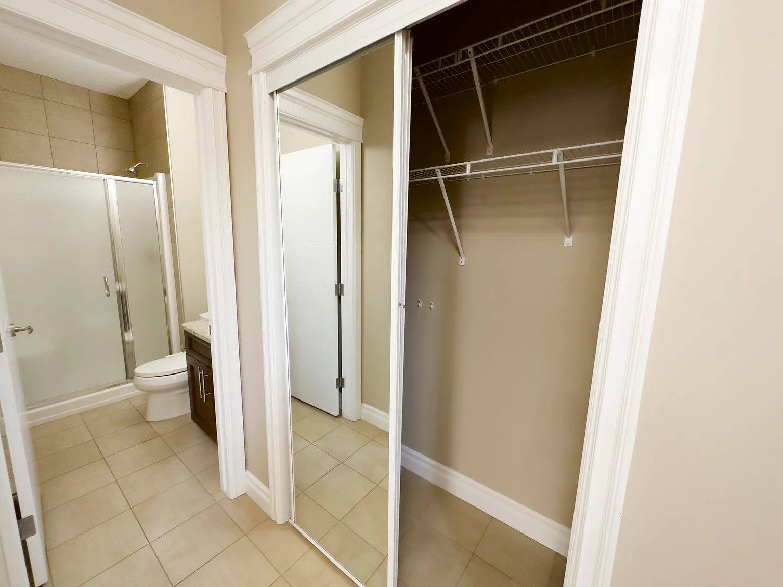 Gorgeous 3 Bed + TWO DEN home — Photo 4